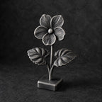 Veilchenblüte mit Herzblättern – florale Skulptur auf Sockel | handbemalt oder gedruckt | Made in Germany FehnFactory