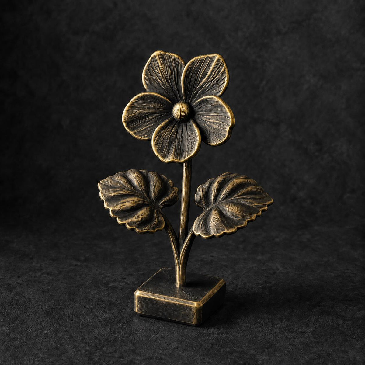 Veilchenblüte mit Herzblättern – florale Skulptur auf Sockel | handbemalt oder gedruckt | Made in Germany FehnFactory