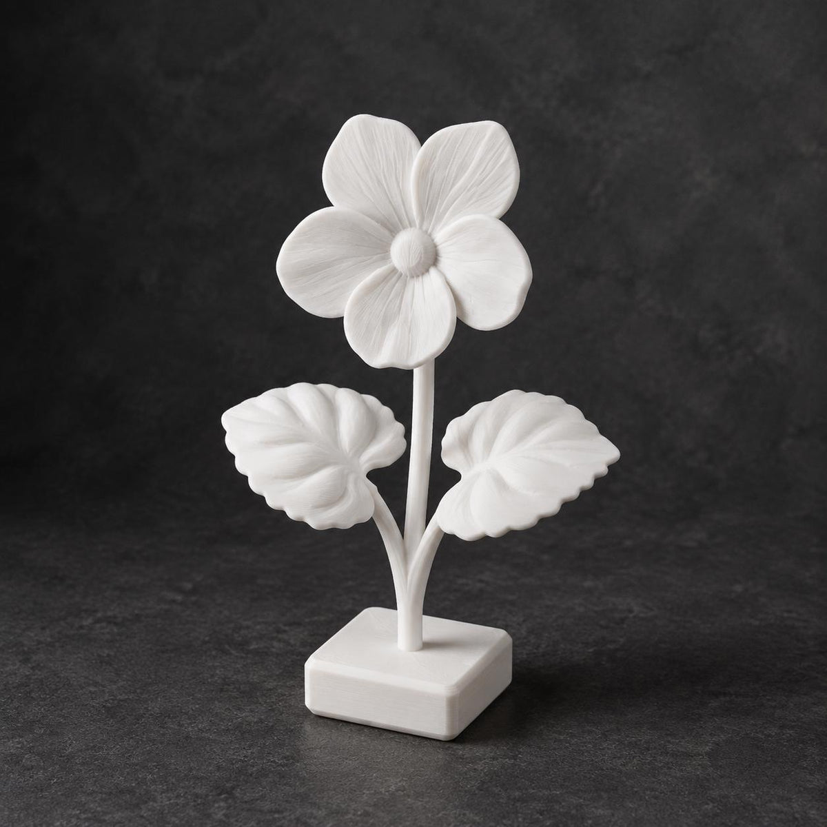 Veilchenblüte mit Herzblättern – florale Skulptur auf Sockel | handbemalt oder gedruckt | Made in Germany FehnFactory