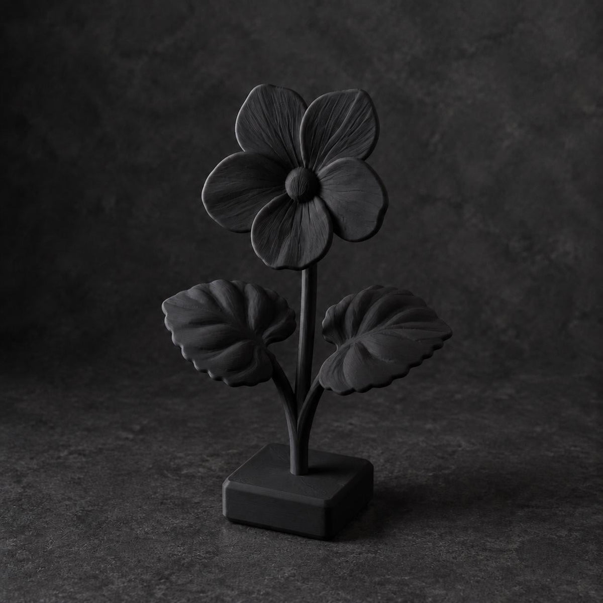 Veilchenblüte mit Herzblättern – florale Skulptur auf Sockel | handbemalt oder gedruckt | Made in Germany FehnFactory