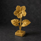 Veilchenblüte mit Herzblättern – florale Skulptur auf Sockel | handbemalt oder gedruckt | Made in Germany FehnFactory