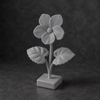 Veilchenblüte mit Herzblättern – florale Skulptur auf Sockel | handbemalt oder gedruckt | Made in Germany FehnFactory
