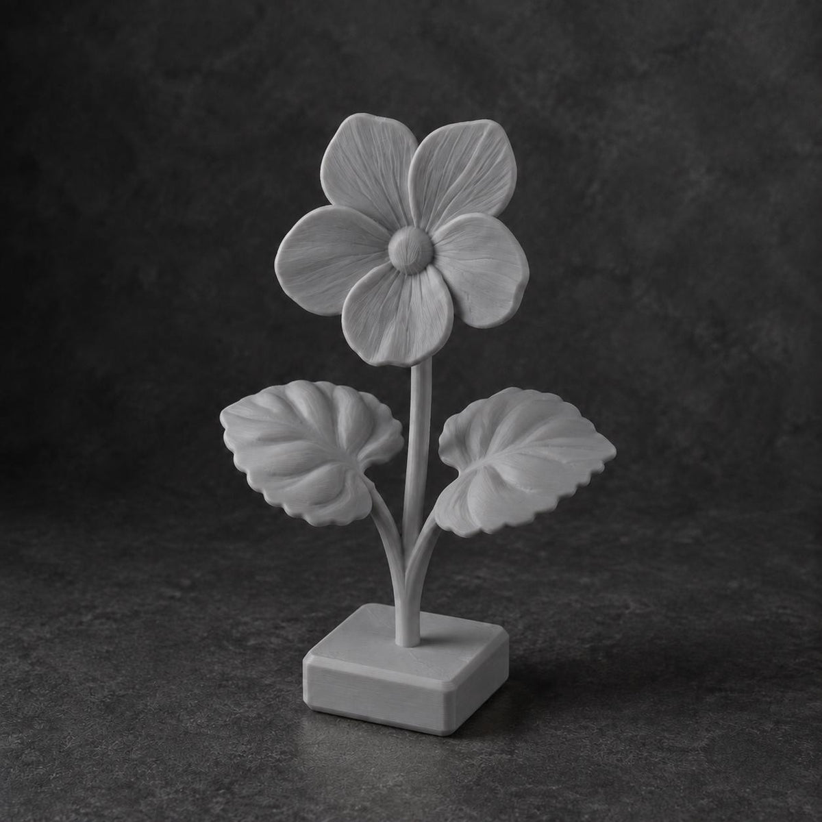 Veilchenblüte mit Herzblättern – florale Skulptur auf Sockel | handbemalt oder gedruckt | Made in Germany FehnFactory