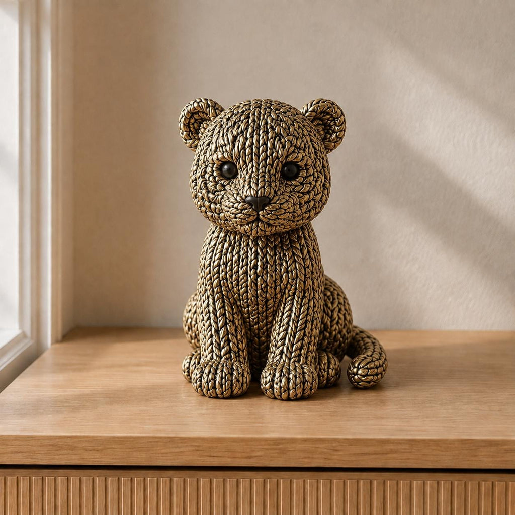Sitzendes Tigerjunges in Strickoptik | Tierfigur handbemalt oder gedruckt | Made in Germany FehnFactory