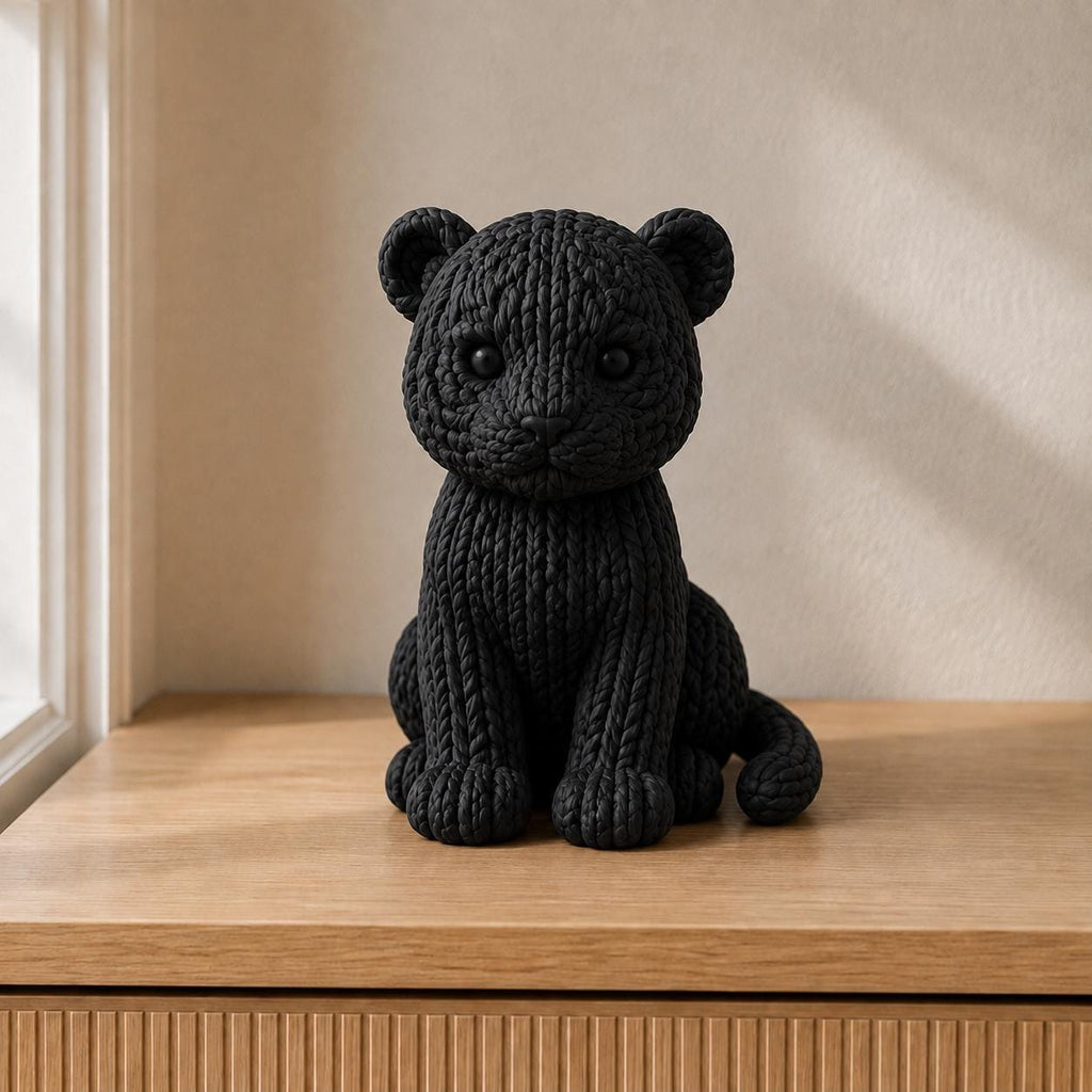 Sitzendes Tigerjunges in Strickoptik | Tierfigur handbemalt oder gedruckt | Made in Germany FehnFactory