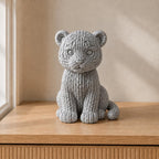 Sitzendes Tigerjunges in Strickoptik | Tierfigur handbemalt oder gedruckt | Made in Germany FehnFactory