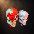 Skull Roses Wanddeko – Totenkopf mit Rosen | Vierfarbig oder Steingrau | Pipe Cox Design | ca. 12,2 cm FehnFactory