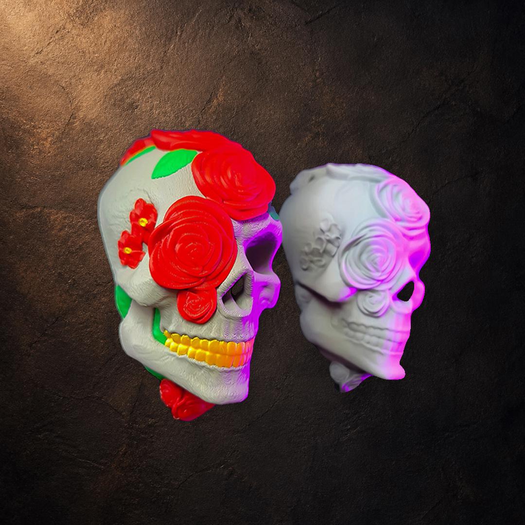 Skull Roses Wanddeko – Totenkopf mit Rosen | Vierfarbig oder Steingrau | Pipe Cox Design | ca. 12,2 cm FehnFactory
