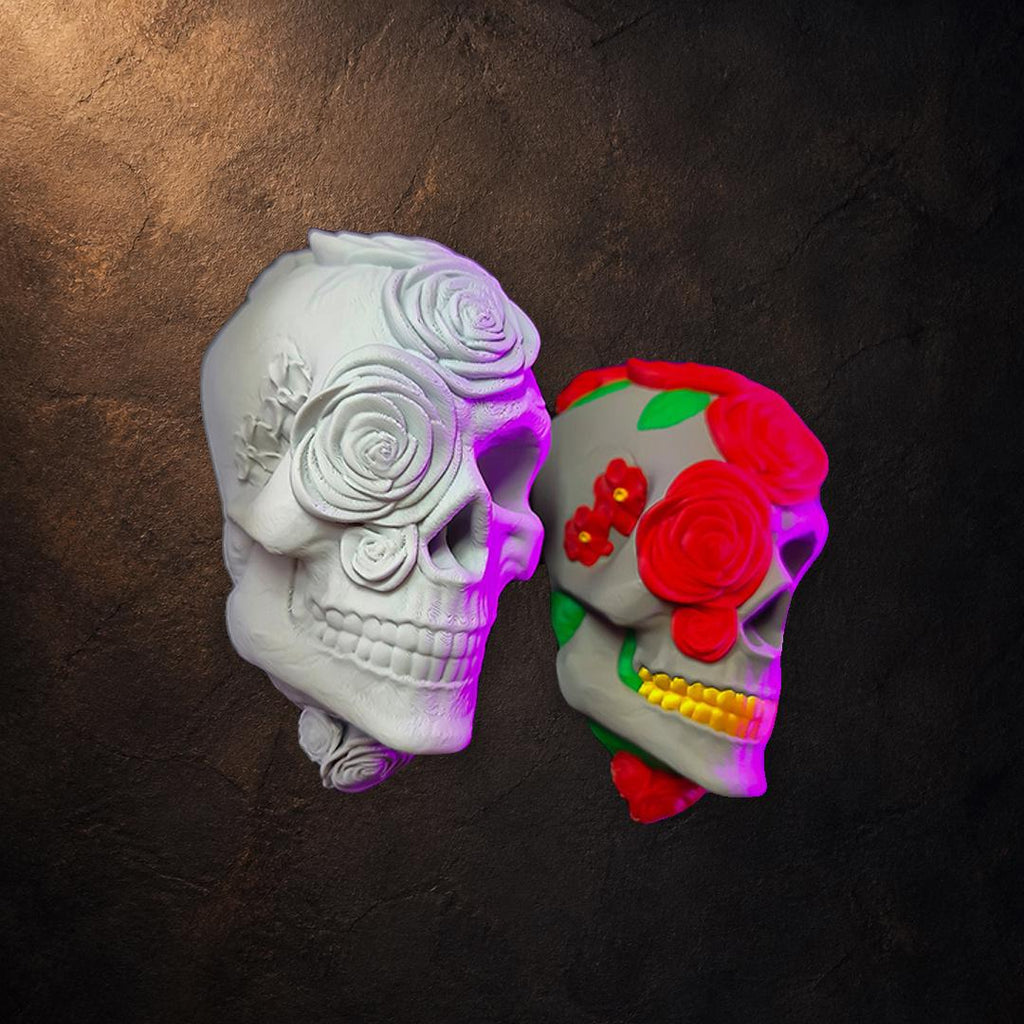 Skull Roses Wanddeko – Totenkopf mit Rosen | Vierfarbig oder Steingrau | Pipe Cox Design | ca. 12,2 cm FehnFactory