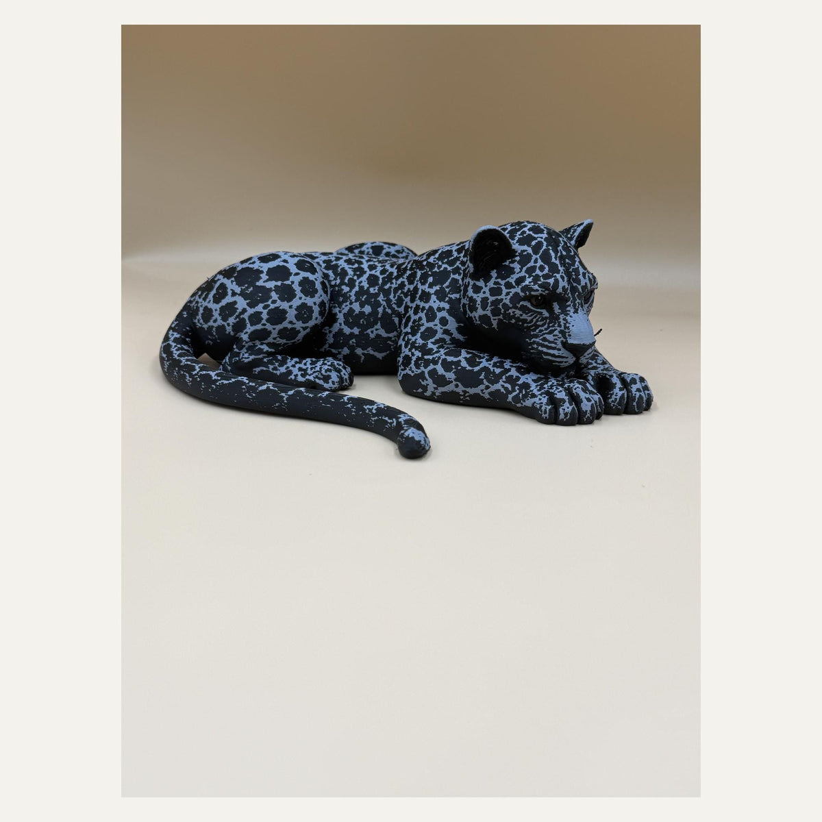 Schwarzer Jaguar – ruhende Großkatzen-Skulptur | Made in Germany FehnFactory